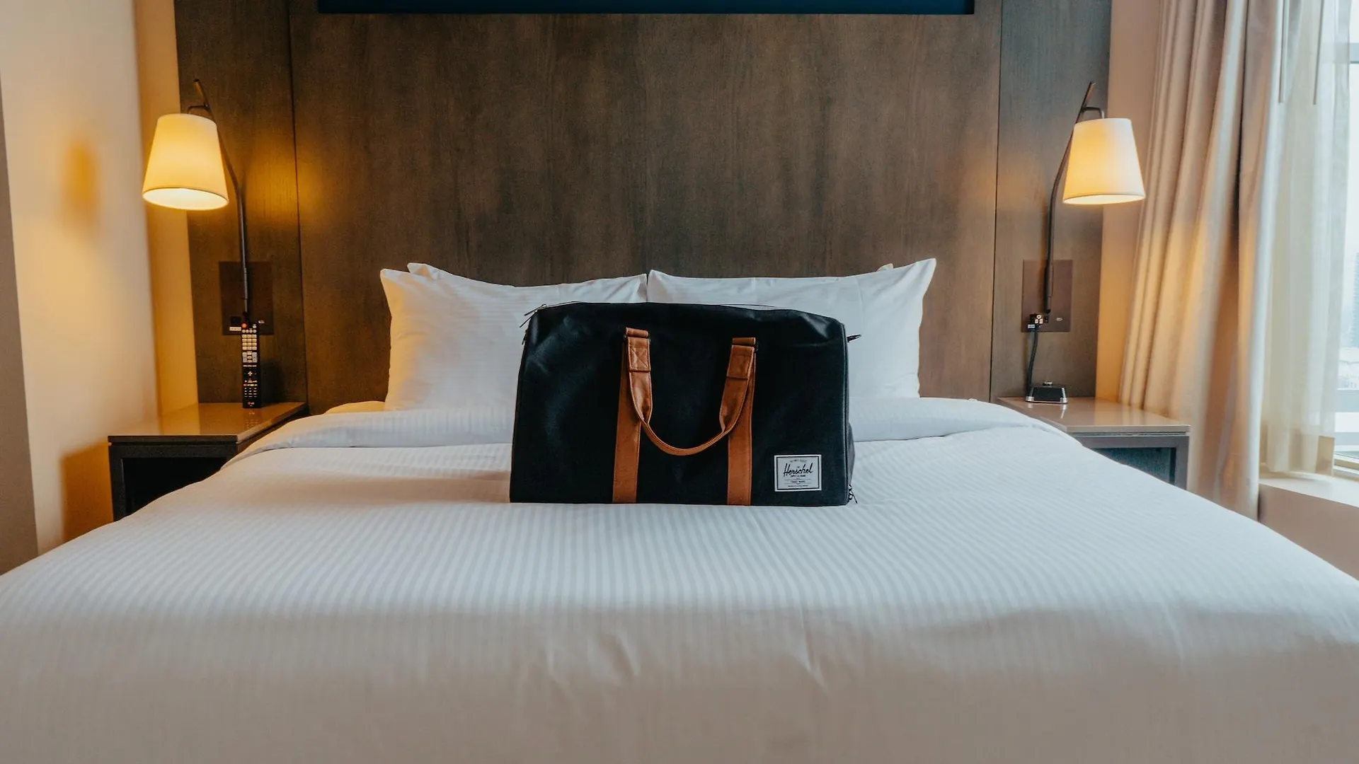 One King West Hotel And Residence Торонто