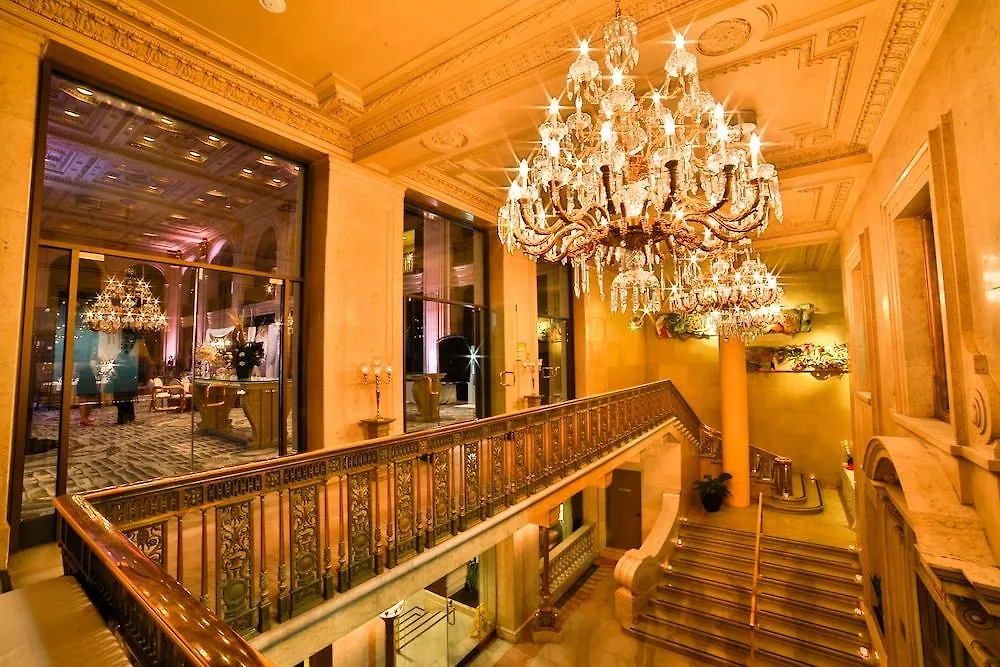 One King West Hotel And Residence Торонто 4*,