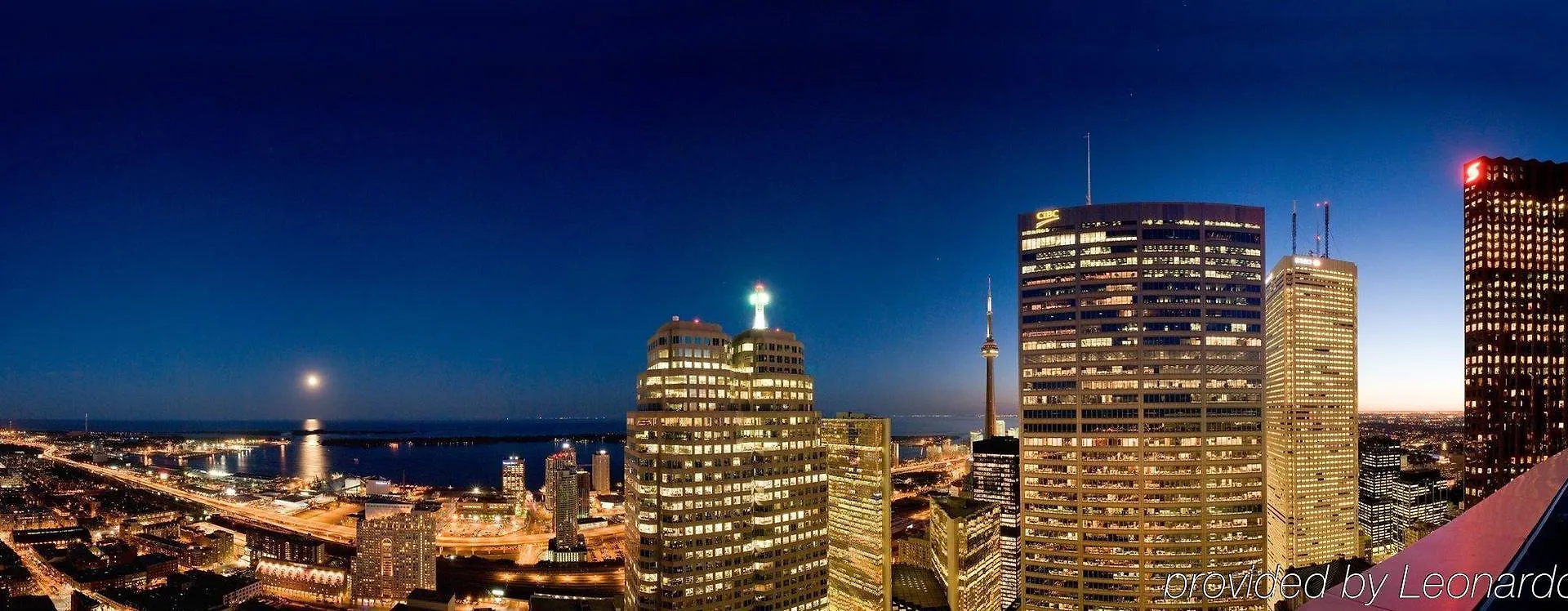 One King West Hotel And Residence Торонто