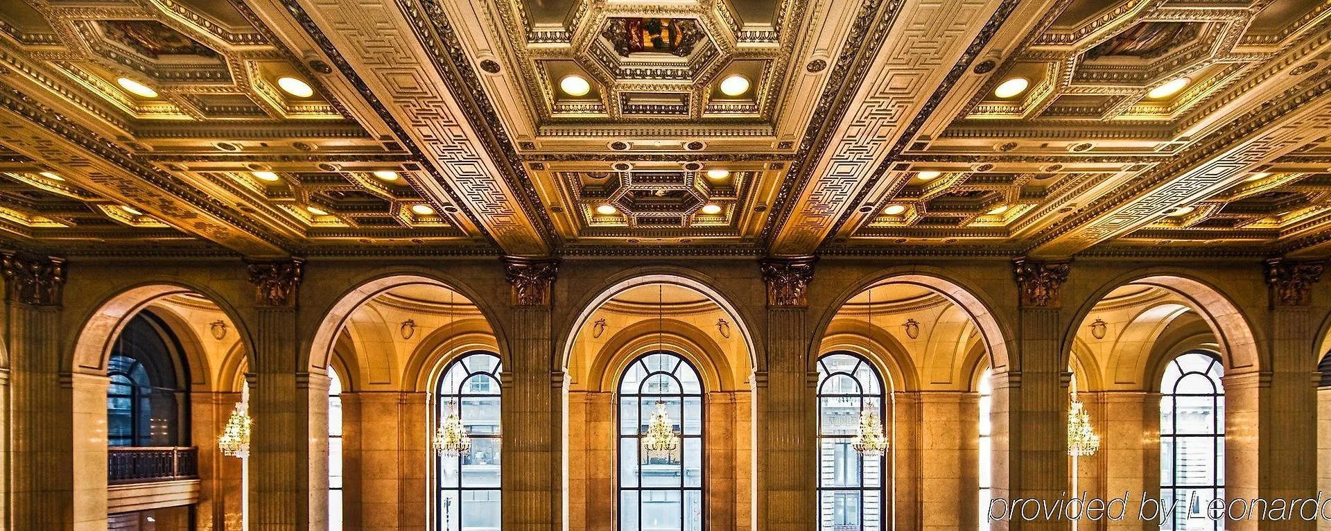 One King West Hotel And Residence Торонто