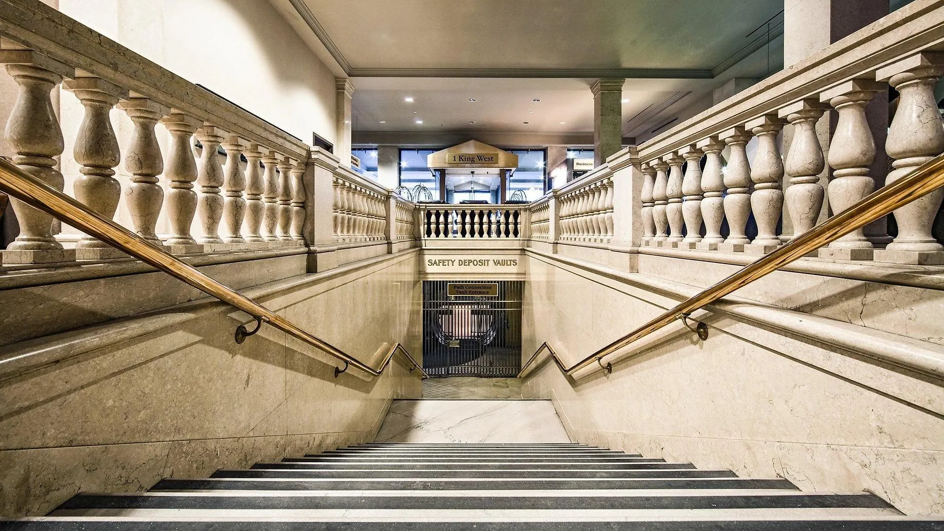 ****  One King West Hotel And Residence Торонто Канада