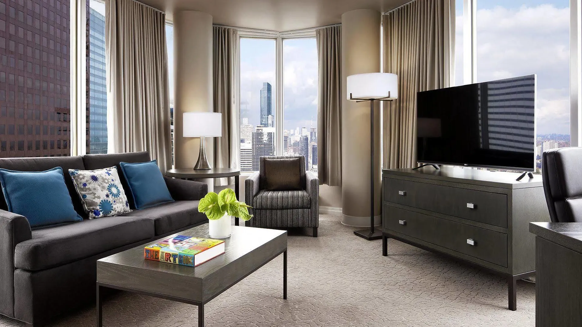 One King West Hotel And Residence Торонто 4*,