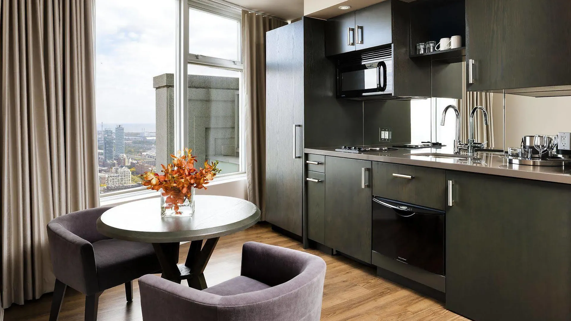 One King West Hotel And Residence Торонто