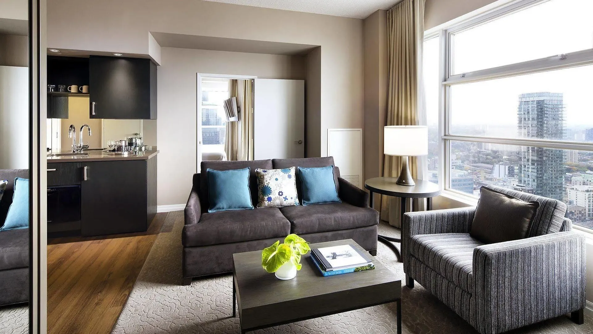 One King West Hotel And Residence Торонто