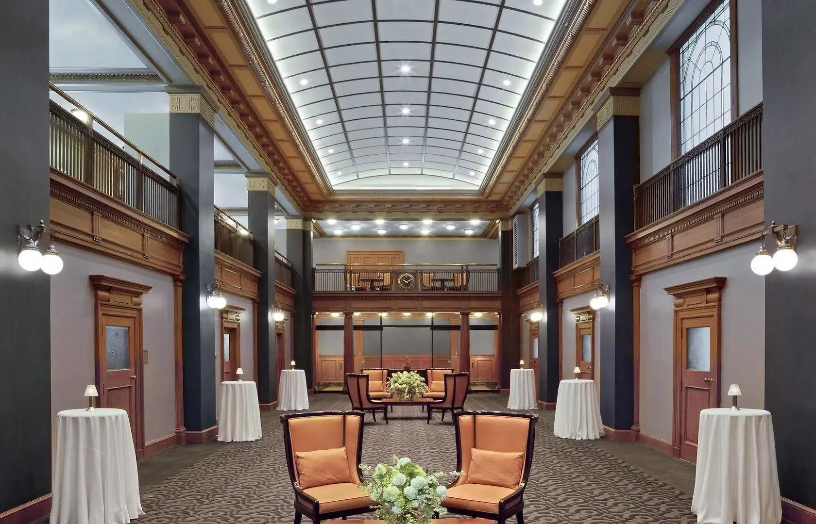 One King West Hotel And Residence Торонто