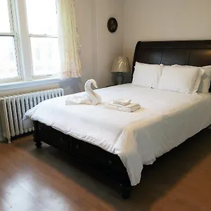 Séjour chez l'habitant Cozy Private Rm Heart Of North York Free Parking Full Kitchen Close To Downtown, Toronto